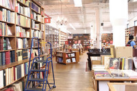 Màn cầu hôn ngọt ngào ở thư viện của cặp đôi "mọt sách" ảnh 1 Màn cầu hôn ngọt ngào không thể tả của cặp đôi mọt sách