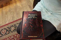 Màn cầu hôn ngọt ngào ở thư viện của cặp đôi "mọt sách" ảnh 3 Màn cầu hôn ngọt ngào không thể tả của cặp đôi mọt sách