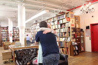 Màn cầu hôn ngọt ngào ở thư viện của cặp đôi "mọt sách" ảnh 10 Màn cầu hôn ngọt ngào không thể tả của cặp đôi mọt sách