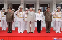 Trang phục tương đồng giữa ông Kim Jong un và con gái nói lên điều gì?