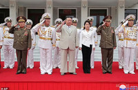 Trang phục tương đồng giữa ông Kim Jong un và con gái nói lên điều gì?