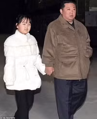 Trang phục tương đồng giữa ông Kim Jong un và con gái nói lên điều gì?