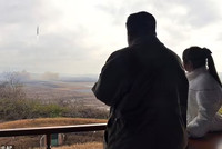 Trang phục tương đồng giữa ông Kim Jong un và con gái nói lên điều gì?