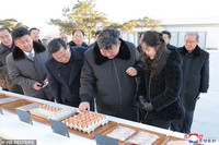 Trang phục tương đồng giữa ông Kim Jong un và con gái nói lên điều gì?