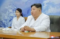 Trang phục tương đồng giữa ông Kim Jong un và con gái nói lên điều gì?