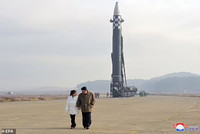 Trang phục tương đồng giữa ông Kim Jong un và con gái nói lên điều gì?
