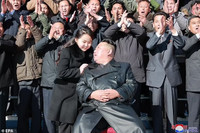 Trang phục tương đồng giữa ông Kim Jong un và con gái nói lên điều gì?