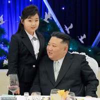 Trang phục tương đồng giữa ông Kim Jong un và con gái nói lên điều gì?