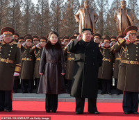 Trang phục tương đồng giữa ông Kim Jong un và con gái nói lên điều gì?