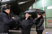 Trang phục tương đồng giữa ông Kim Jong un và con gái nói lên điều gì?