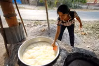 Nghề "độc": "Ăn cơm dưới đất, làm việc trên trời” ảnh 11