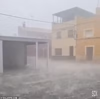 Chùm ảnh mưa đá to bằng quả bóng golf, nước lũ cuốn phăng xe máy