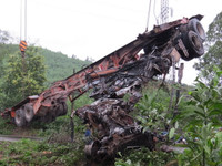 Xe container húc xe cảnh sát giao thông, một người chết cháy ảnh 3