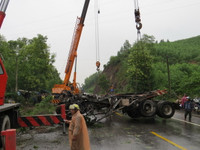 Xe container húc xe cảnh sát giao thông, một người chết cháy ảnh 4