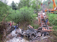 Xe container húc xe cảnh sát giao thông, một người chết cháy ảnh 2