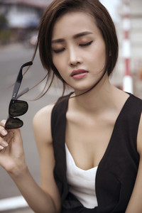 Trương Mỹ Nhân diện thời trang đen trắng 1