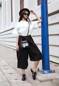 Trương Mỹ Nhân diện thời trang đen trắng 1