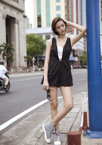 Trương Mỹ Nhân diện thời trang đen trắng 2