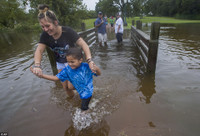 Mỹ: Bang Texas tan hoang dưới đường đi của siêu bão Harvey ảnh 3 Mỹ: Bang Texas tan hoang dưới đường đi của siêu bão Harvey ảnh 3