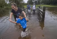 Mỹ: Bang Texas tan hoang dưới đường đi của siêu bão Harvey ảnh 3 Mỹ: Bang Texas tan hoang dưới đường đi của siêu bão Harvey ảnh 3
