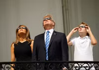 Tổng thống Trump cùng người dân xem nhật thực toàn phần hiếm có ảnh 1