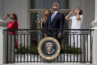Tổng thống Trump cùng người dân xem nhật thực toàn phần hiếm có ảnh 2 Tổng thống Trump cùng người dân xem nhật thực toàn phần hiếm có ảnh 2