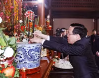 Hình ảnh Chủ tịch nước dâng hương, khai bút đầu Xuân năm 2024