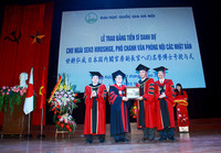 Trao bằng tiến sĩ danh dự cho Phó chánh văn phòng Nội các Nhật Bản ảnh 2 Trao bằng tiến sĩ danh dự cho Phó chánh văn phòng Nội các Nhật Bản ảnh 2