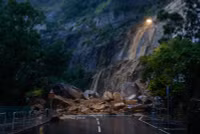 Hình ảnh Hong Kong tê liệt vì lũ lụt sau bão Haikui