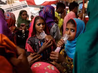 Chùm ảnh người dân Pakistan trong cái nóng vượt 52 độ C