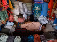 Chùm ảnh người dân Pakistan trong cái nóng vượt 52 độ C