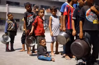 Hình ảnh trẻ em Palestine vật vã trong đói khát