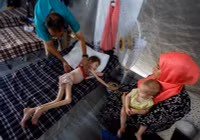 Hình ảnh trẻ em Palestine vật vã trong đói khát