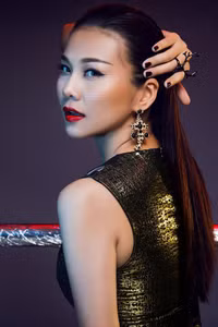 Thanh Hằng, chân dài, gợi cảm, ca sĩ ngực khủng,