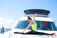 Lý Băng Băng khoe dáng thon với yoga trên du thuyền - 1