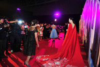 Á hậu Trà Giang diện váy dài 18m gợi cảm hút mắt - Ảnh 4