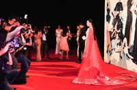 Á hậu Trà Giang diện váy dài 18m gợi cảm hút mắt - Ảnh 9