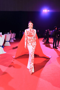 Á hậu Trà Giang diện váy dài 18m gợi cảm hút mắt - Ảnh 1