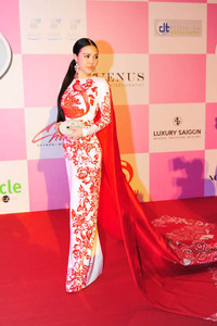 Á hậu Trà Giang diện váy dài 18m gợi cảm hút mắt - Ảnh 2