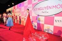 Á hậu Trà Giang diện váy dài 18m gợi cảm hút mắt - Ảnh 8