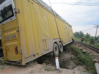 Tàu chở hàng tông xe đầu, tài xế may mắn thoát chết ảnh 3