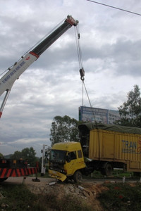 Tàu chở hàng tông xe đầu, tài xế may mắn thoát chết ảnh 6