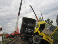 Tàu chở hàng tông xe đầu, tài xế may mắn thoát chết ảnh 2