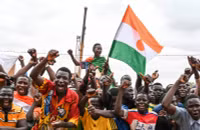 Hàng chục nghìn người Niger vây quanh căn cứ quân sự Pháp