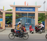 Thừa Thiên - Huế: Nhiều cha mẹ không đội mũ bảo hiểm cho con ảnh 1