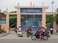 Thừa Thiên - Huế: Nhiều cha mẹ không đội mũ bảo hiểm cho con ảnh 2