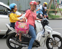 Thừa Thiên - Huế: Nhiều cha mẹ không đội mũ bảo hiểm cho con ảnh 8