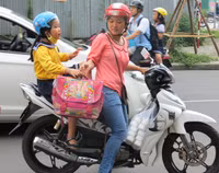 Thừa Thiên - Huế: Nhiều cha mẹ không đội mũ bảo hiểm cho con ảnh 8