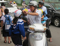 Thừa Thiên - Huế: Nhiều cha mẹ không đội mũ bảo hiểm cho con ảnh 3