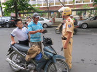 Thừa Thiên - Huế: Nhiều cha mẹ không đội mũ bảo hiểm cho con ảnh 5